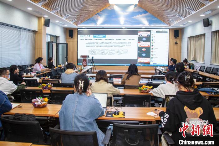 圖為論壇會議現(xiàn)場?！⊥瑬|放 攝