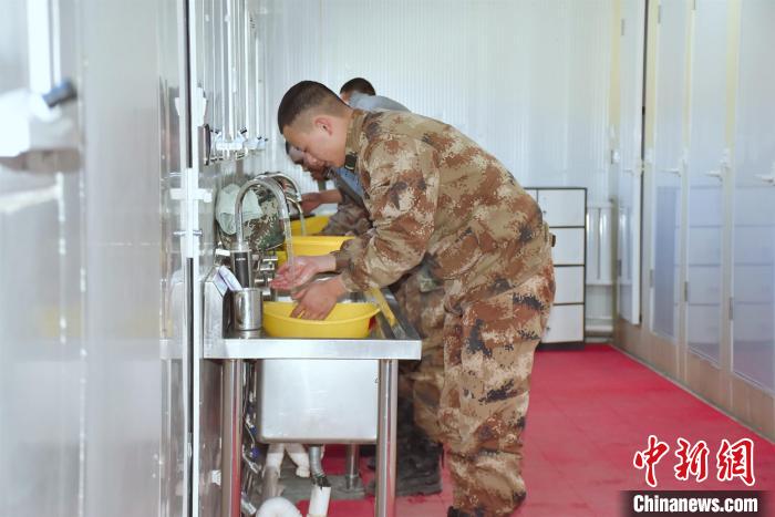 圖為阿里軍分區(qū)某邊防團(tuán)官兵在新建水房洗漱?！詵| 攝