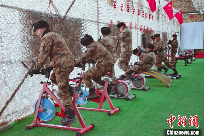 圖為阿里軍分區(qū)某邊防團(tuán)官兵在陽光房里鍛煉?！詵| 攝