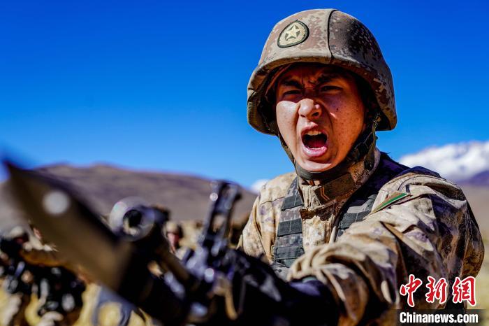 官兵正在進(jìn)行刺殺操訓(xùn)練。　西藏山南軍分區(qū)某團(tuán)供圖
