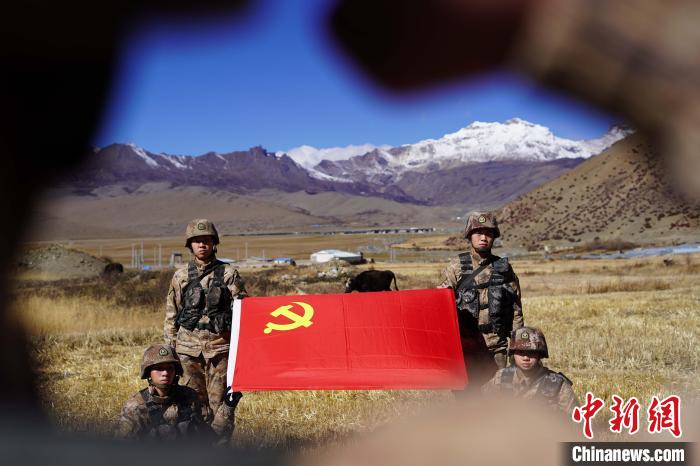 指導(dǎo)員楊磊帶領(lǐng)官兵重溫入黨誓詞?！∥鞑厣侥宪姺謪^(qū)某團(tuán)供圖