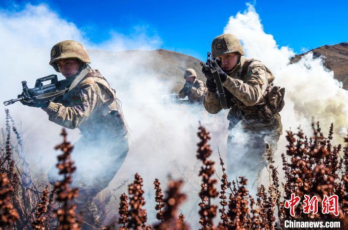 官兵正在進(jìn)行戰(zhàn)術(shù)綜合訓(xùn)練。　西藏山南軍分區(qū)某團(tuán)供圖