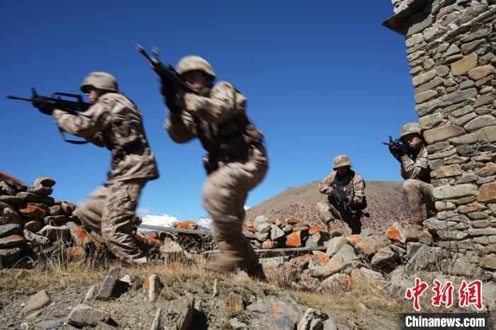 官兵正在進(jìn)行戰(zhàn)術(shù)綜合訓(xùn)練。　西藏山南軍分區(qū)某團(tuán)供圖