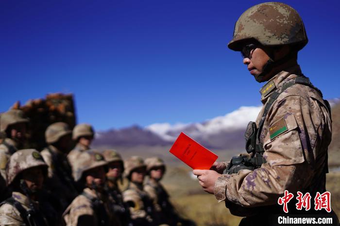 訓(xùn)練間隙，楊磊正在為官兵作宣講?！∥鞑厣侥宪姺謪^(qū)某團(tuán)供圖