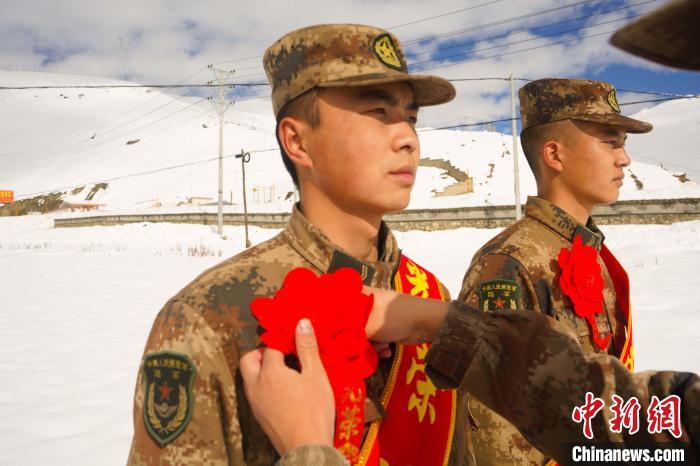 退伍老兵合照留念?！∥鞑厣侥宪姺謪^(qū)某團(tuán)供圖