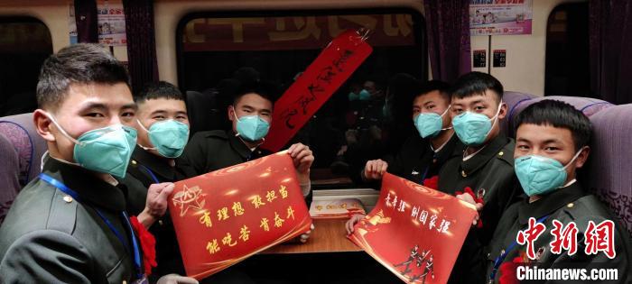 退伍老兵在退伍專列上合影留念?！∥鞑厣侥宪姺謪^(qū)某團(tuán)供圖