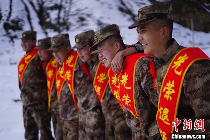 退伍老兵合照留念?！∥鞑厣侥宪姺謪^(qū)某團(tuán)供圖