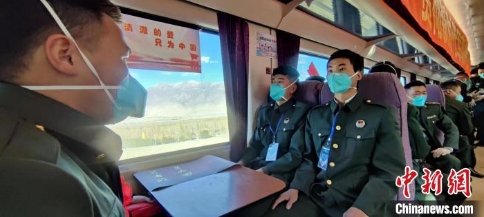 退伍老兵乘坐在退伍專列?！∥鞑厣侥宪姺謪^(qū)某團(tuán)供圖