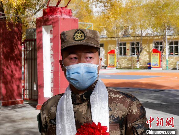 圖為什布奇邊防連退伍老兵臨別前再看一眼連隊(duì)。　劉曉東 攝