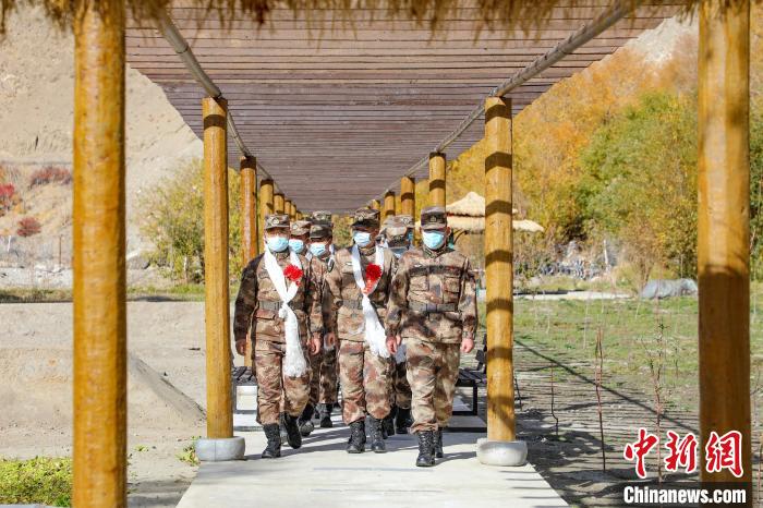 圖為什布奇邊防連退伍老兵臨別前再看一眼連隊(duì)?！詵| 攝