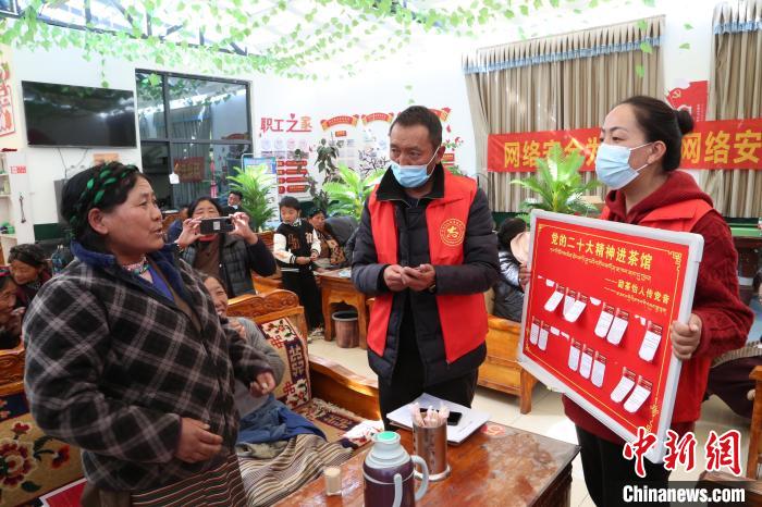 圖為瓊結(jié)縣村民參與問答。　倫珠澤仁 攝