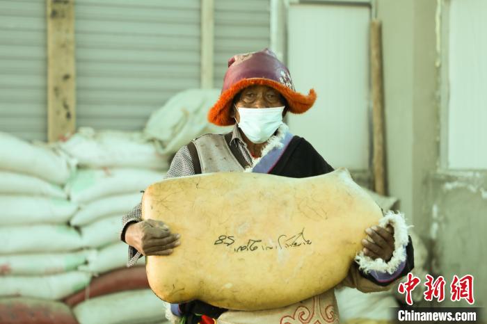 圖為茶措村牧區(qū)改革合作社酥油分紅現(xiàn)場。　索朗仁青 攝