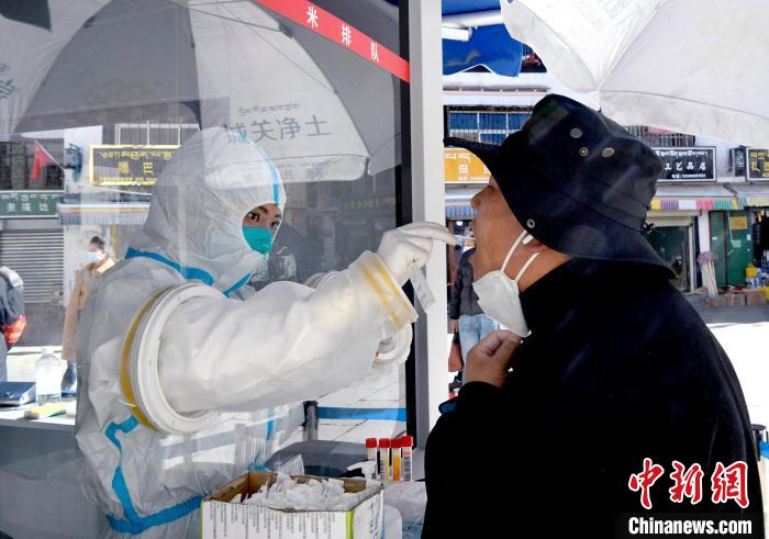 12月7日，拉薩市民正在進(jìn)行核酸檢測?！±盍?攝