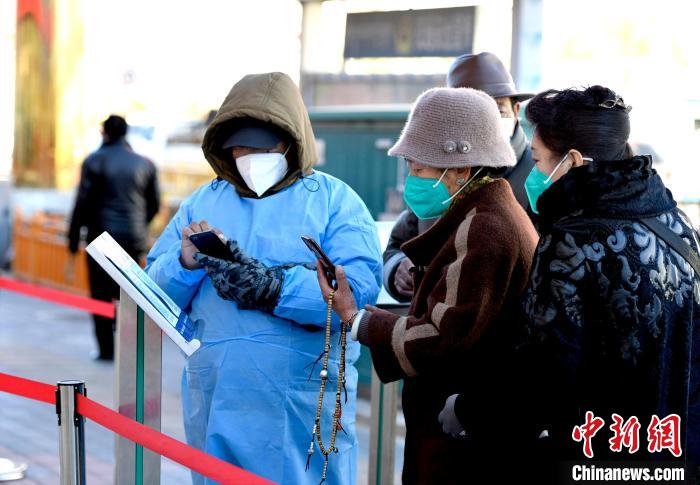 12月7日，拉薩市民掃碼進(jìn)入銀行辦理業(yè)務(wù)?！±盍?攝