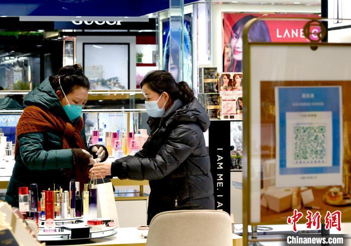 12月7日，拉薩，市民掃碼進(jìn)入拉薩百貨大樓選購護(hù)膚品?！±盍?攝