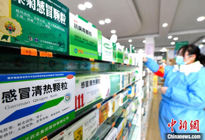 12月7日，拉薩宇拓路一藥店工作人員正在整理店內(nèi)的感冒類藥品?！±盍?攝