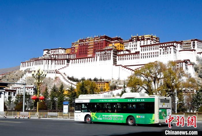 12月7日，一輛公交車從拉薩市城關(guān)區(qū)北京中路駛過?！±盍?攝