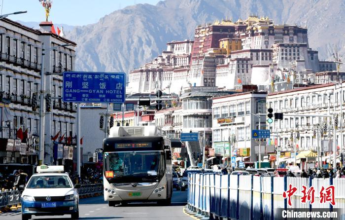 12月7日，一輛公交車從拉薩市城關(guān)區(qū)北京東路駛過?！±盍?攝