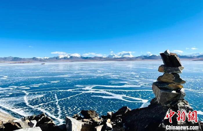 圖為普瑪江塘鄉(xiāng)境內(nèi)的雪山、冰湖美景?！±丝ㄗ涌h網(wǎng)信辦供圖
