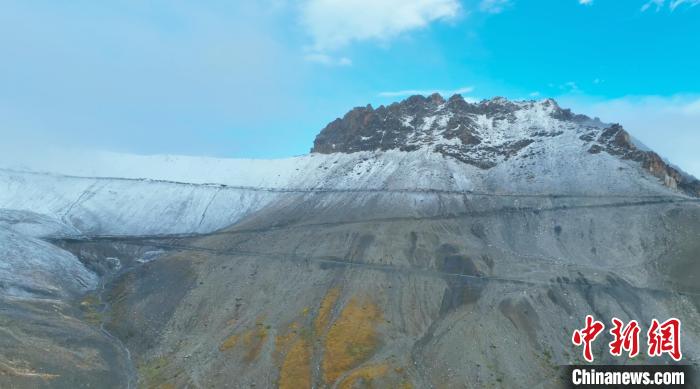 圖為邊壩縣降雪時(shí)夏貢拉山段路況?！∵厜慰h融媒體中心供圖