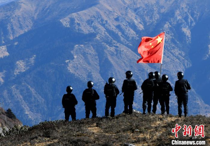 1月6日，移民警察在執(zhí)勤?！±盍?攝