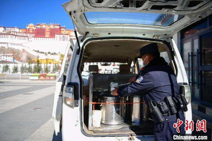 圖為1月23日，布達拉宮廣場派出所民警正在打午飯?！∝暩聛硭?攝