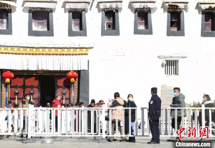 圖為1月23日，布達拉宮廣場派出所民警正在引導游客?！∝暩聛硭?攝