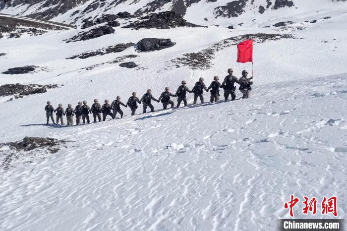 春節(jié)期間，西藏軍區(qū)山南軍分區(qū)某邊防團官兵踏雪巡邊?！〉┰鰰x美 攝