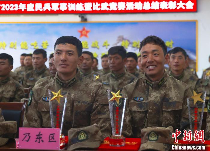 表彰大會上，獲獎選手開心瞬間。　吳蒙昆 攝