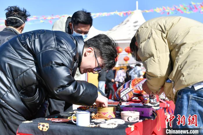 圖為展銷會(huì)現(xiàn)場?！∝暩聛硭?攝