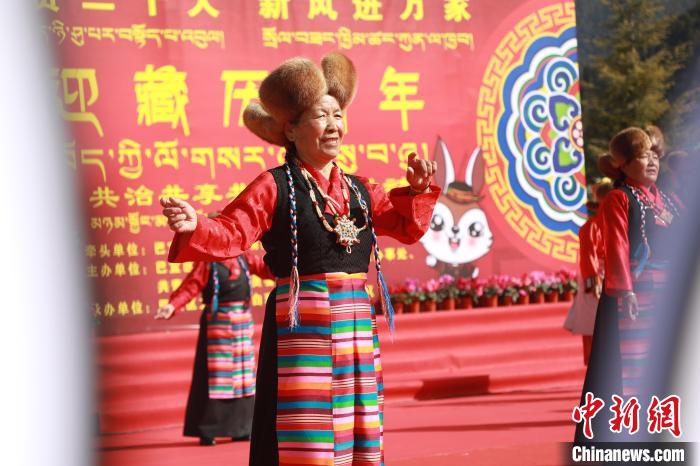 圖為藏歷新年活動現(xiàn)場?！埩?攝