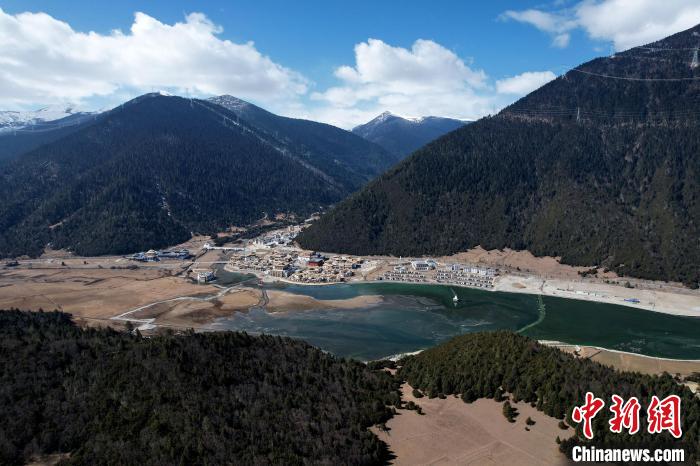 2月17日，西藏林芝魯朗小鎮(zhèn)。(無人機照片) 李林 攝