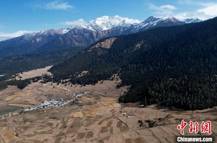 2月17日，西藏林芝魯朗小鎮(zhèn)周邊雪山與牧場。(無人機照片) 李林 攝