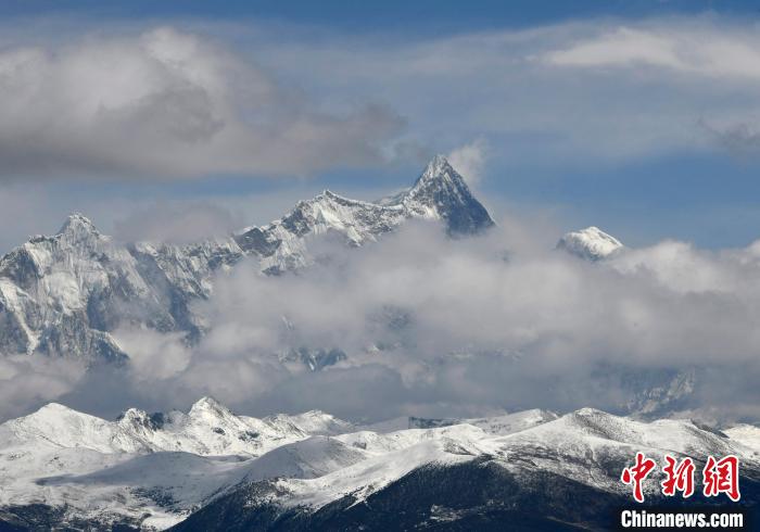 2月17日，西藏林芝色季拉山觀景臺拍到的南迦巴瓦峰。　李林 攝