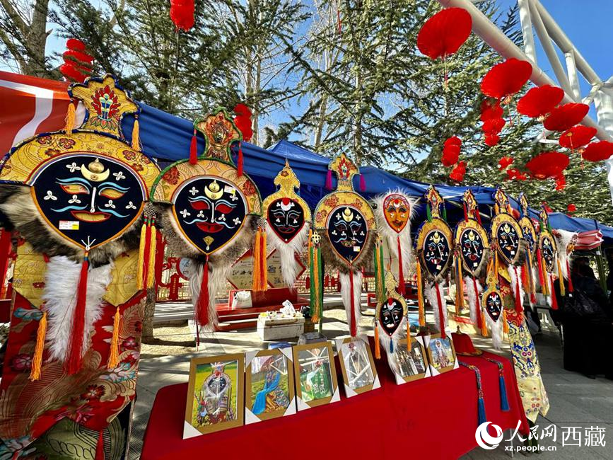充滿藏元素的年貨節(jié)現(xiàn)場。人民網(wǎng) 次仁羅布攝