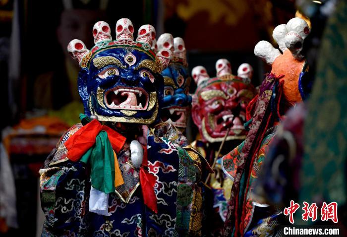 2月19日，楚布寺僧人們佩戴面具準(zhǔn)備參加跳神活動(dòng)?！±盍?攝