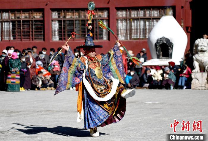 2月19日，楚布寺僧人參加跳神活動(dòng)?！±盍?攝