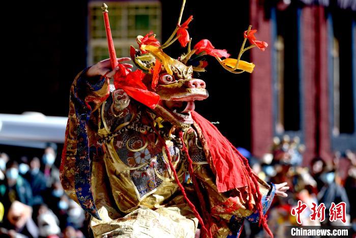 2月19日，楚布寺僧人佩戴面具參加跳神活動(dòng)。　李林 攝