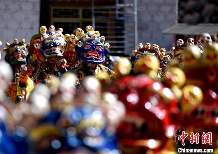 2月19日，楚布寺僧人們佩戴面具參加跳神活動(dòng)。　李林 攝