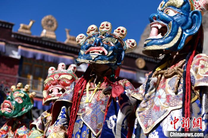 2月19日，楚布寺僧人們佩戴面具參加跳神活動(dòng)。　李林 攝