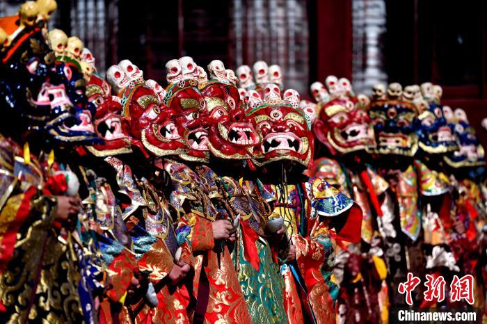 2月19日，楚布寺僧人們佩戴面具參加跳神活動(dòng)。　李林 攝