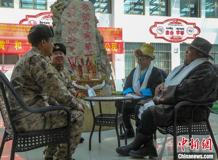 圖為阿里軍分區(qū)某邊防團官兵與駐地群眾拉家常?！詵| 攝