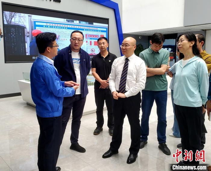 圖為全國政協(xié)委員、農(nóng)工黨青海省委主委王昆(中)在企業(yè)調(diào)研?！」鶟M福 供圖