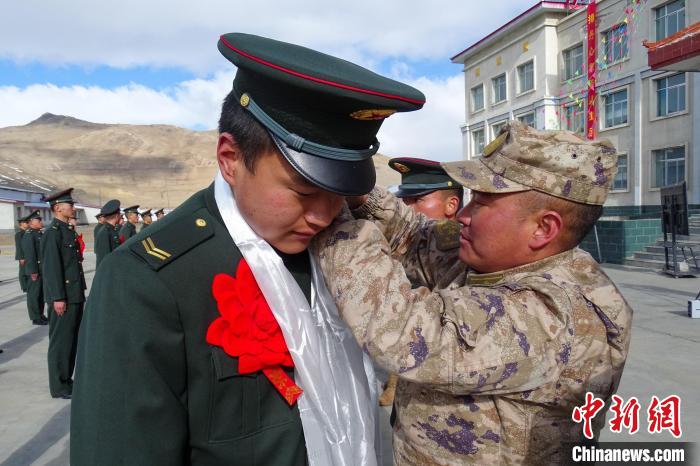 卸下軍銜等標識?！⒖≥x 攝