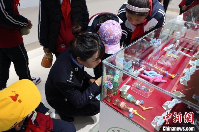 圖為亞東邊檢站民警為駐地小學(xué)生開展禁毒教育?！『?攝