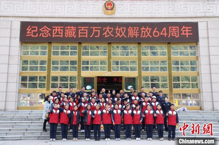 圖為亞東邊檢站民警代表與駐地小學(xué)師生代表合影留念。　胡利媛 攝