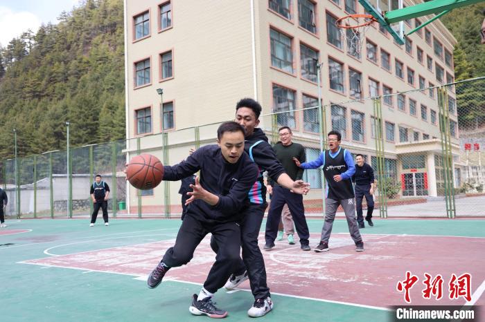 圖為亞東邊檢站民警與駐地農(nóng)業(yè)銀行代表開展籃球友誼賽?！『?攝