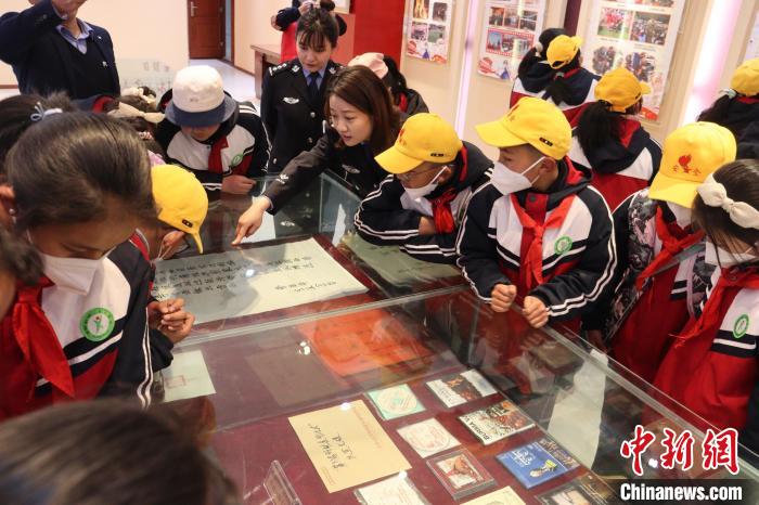圖為亞東邊檢站民警為駐地小學(xué)生講解該站榮譽(yù)發(fā)展史?！『?攝