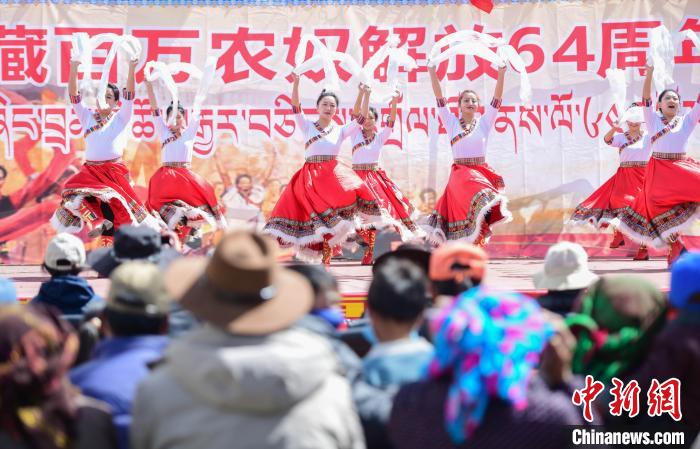 圖為墨竹工卡縣龍珠崗村，文藝演出現(xiàn)場?！∝暩聛硭?攝