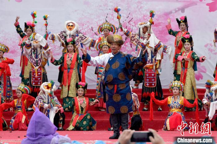3月28日，西藏林芝第二十屆桃花旅游文化節(jié)開幕式上的文藝表演?！±盍?攝